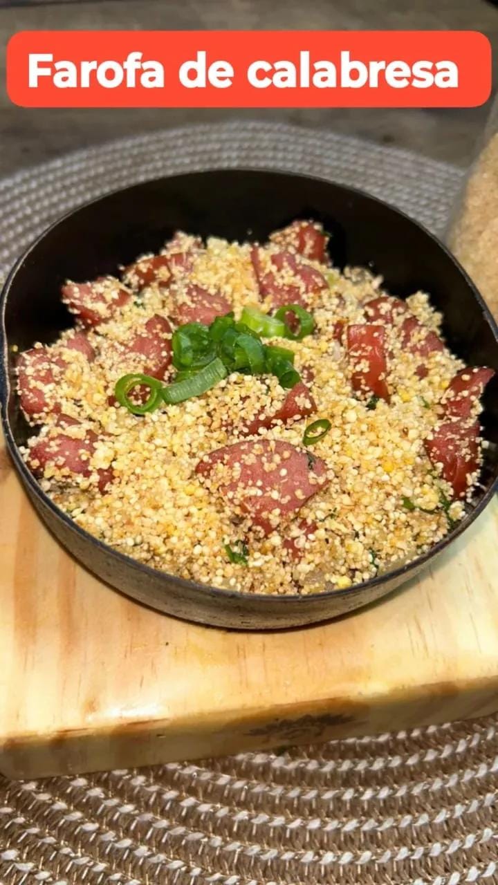 Farofa de calabresa na panela de ferro
